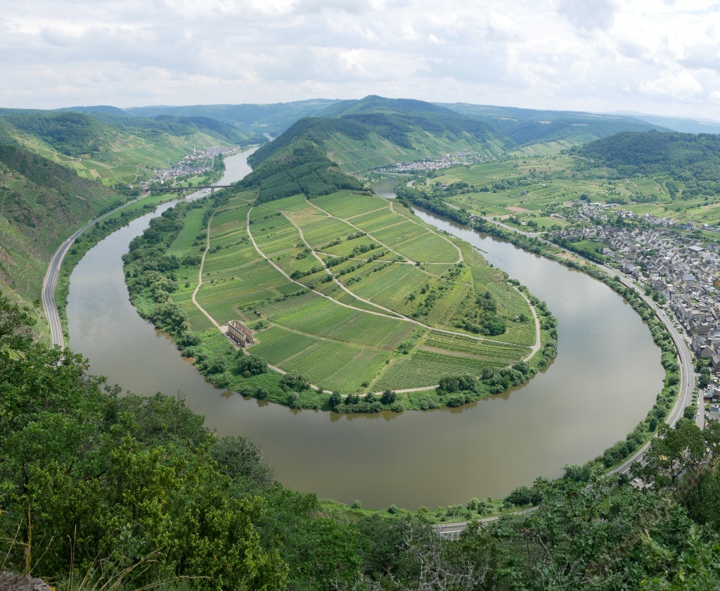 Castles and wine along the river Mosel